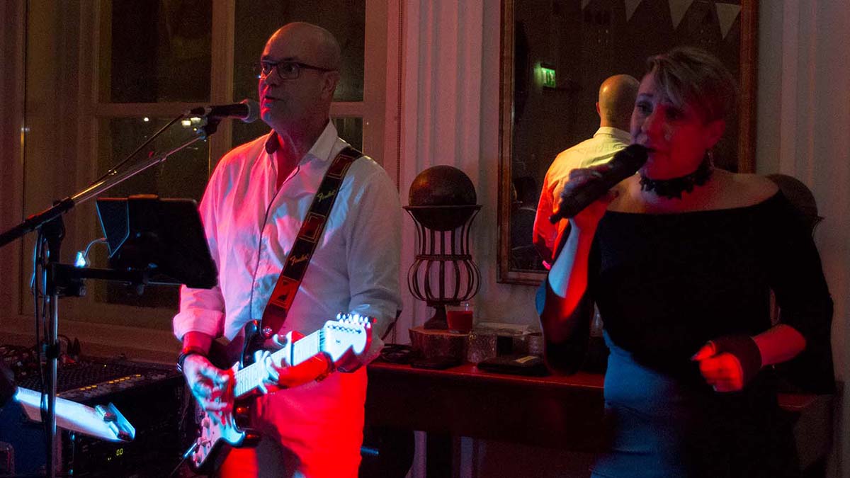 duo-crossroads-de-beste-muziek-band-bruiloftband-coverband-feestband-voor-live-muziek-op-bruiloftsfeest-huwelijksfeest-en-verjaardagsfeest-foto10