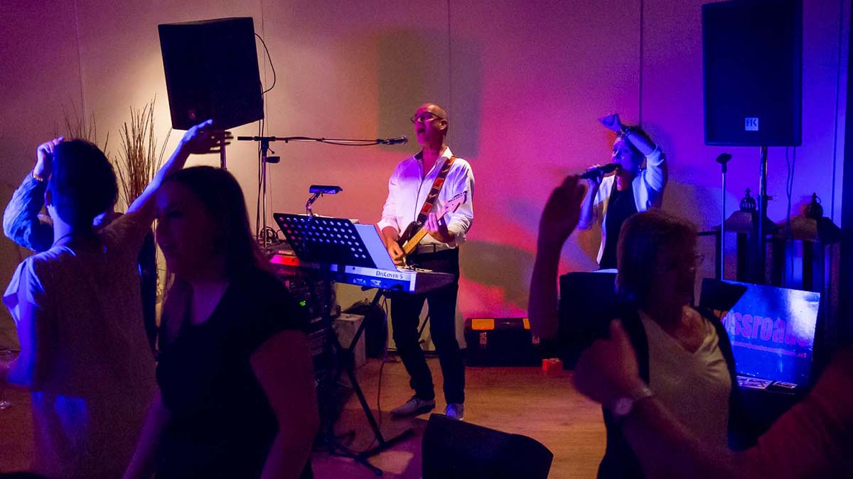 duo trio-crossroads-de-beste-bruiloftband-coverband-feestband-voor-live-muziek-op-bruiloftsfeest-huwelijksfeest-en-verjaardagsfeest-1200x675-foto5