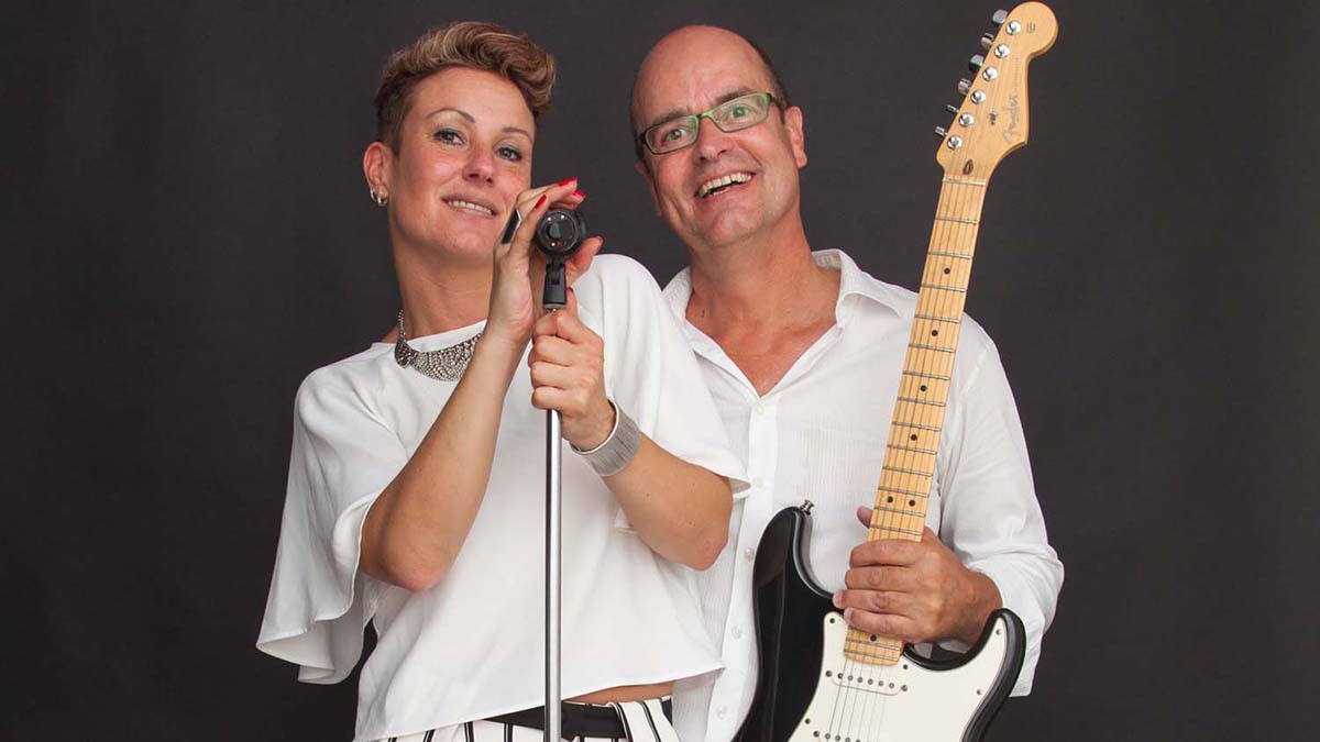 muziek-voor-feesten-en-partijen-met-duo-crossroads-zanger-gitarist-zangeres-foto6